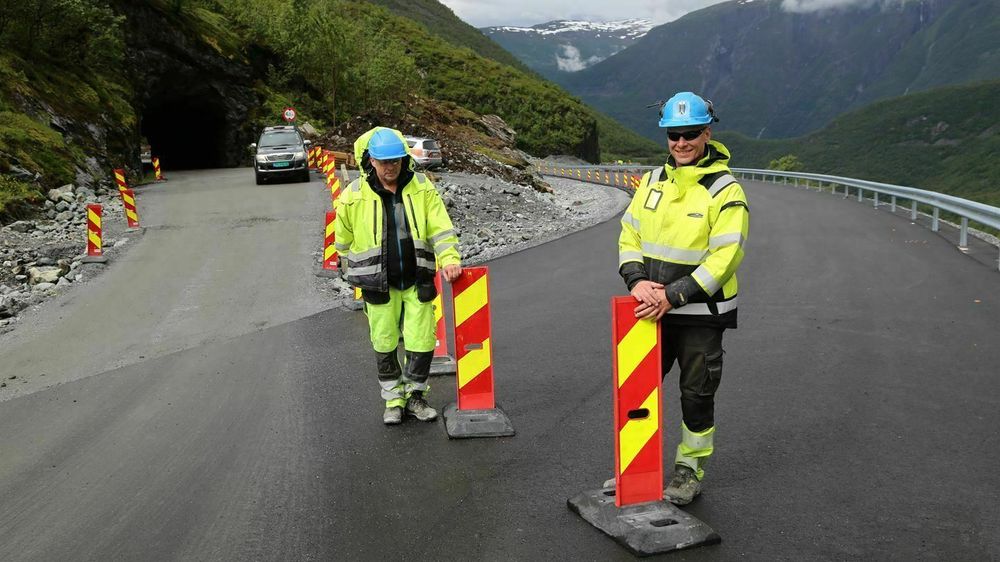 En ny vei på 600 meter utenfor gamle Holsbrutunnelen ble åpnet mandag 6. juli av anleggsleder Egil Ørnes (tv.) og formann Geir Helland (th.) i entreprenørfirmaet Flage Maskin.