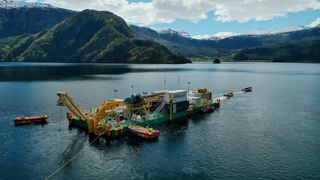 Verdens lengste undersjøiske kabel skal knytte sammen norsk og britisk kraftnett. På veien møter den store utfordringer