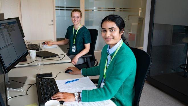 Sivilingeniørstudentene Ina Charlotte Berntsen og Jenusiyia Srisgantharajah som har sommerjobb i Fortum Oslo Varme.