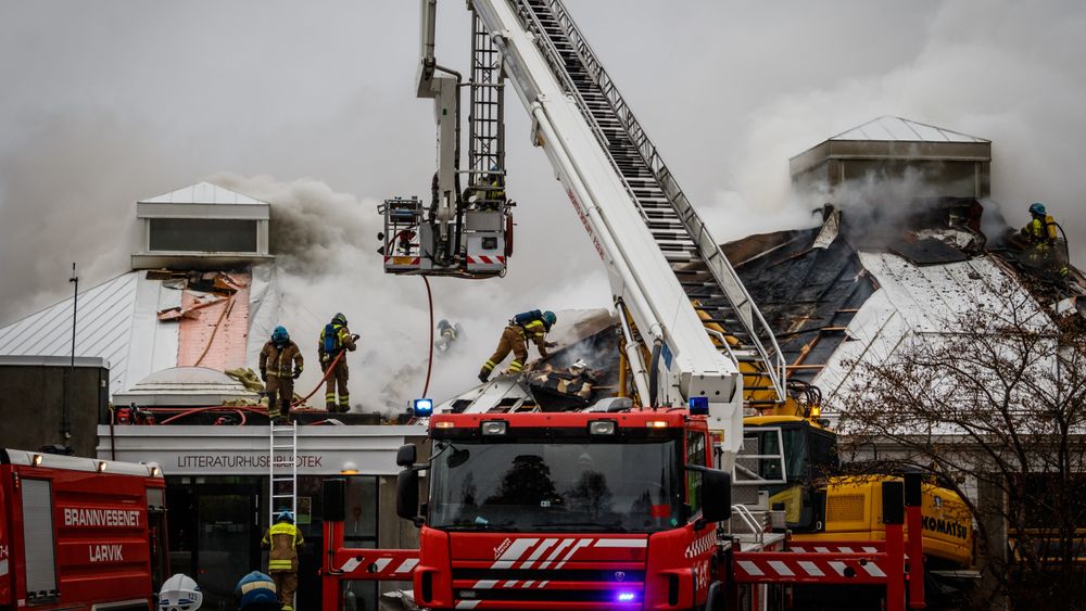 Biblioteket i Larvik ble totalskadd i en påsatt brann. Brannen startet i en konteiner plassert tett inntil veggen. Hadde ikke konteineren stått så nær veggen ville ikke bibliotektet tatt fyr.