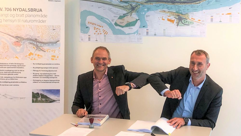 Det signeres!  Vegvesenets prosjektdirektør Ove Nesje til venstre, og Ståle Rød, konsernsjef i Skanska Norge.