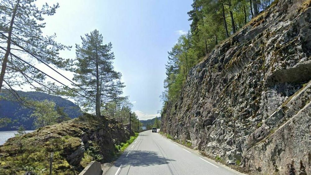 E39 på nordsiden av Romarheimsfjorden med utsyn vestover. Fjellskjæringer skal renskes og sikres langs denne strekningen. 