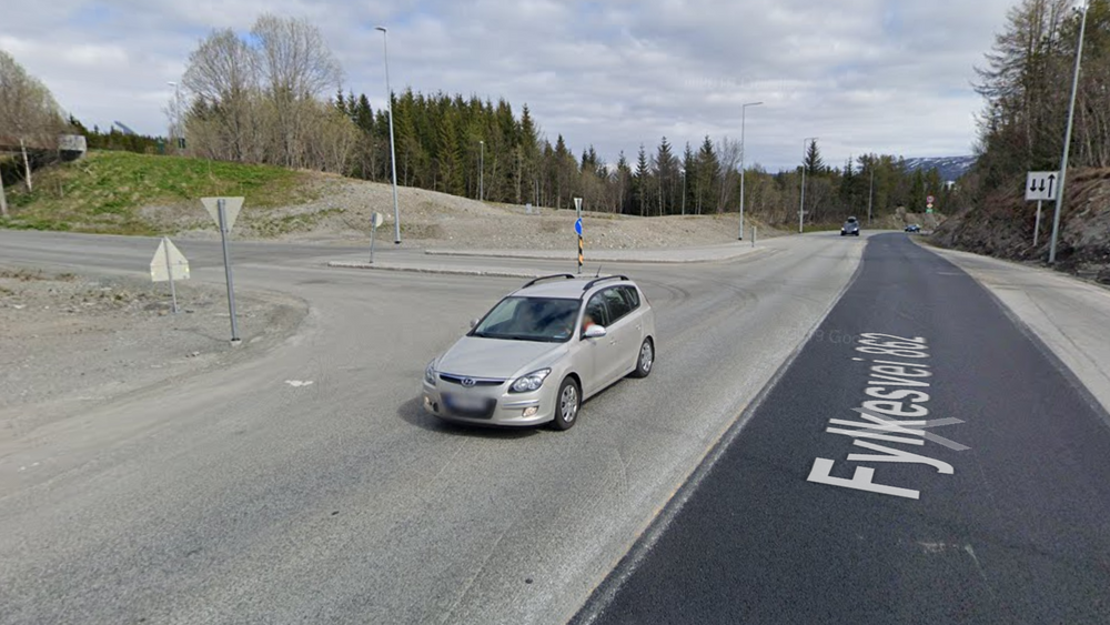 I 2019, da dette bildet ble tatt, var det ene kjørefeltet nyasfaltert. I år ble det andre kjørefeltet frest opp og asfaltert like etter at veien hadde fått merkingen på plass. Det skyldtes at pengene til asfalteringen var en ekstraordinær korona-tildeling, som kom omtrent samtidig med at veimerkingen ble utført.