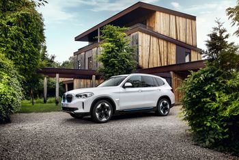BMW iX3 får bakhjulstrekk og rekkevidde på 460 kilometer.