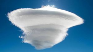 /2590/2590431/1280px-Lenticular_Cloud_over_Harold%27s_Cross_Dublin_Ireland_30-6-15.300x169.jpg