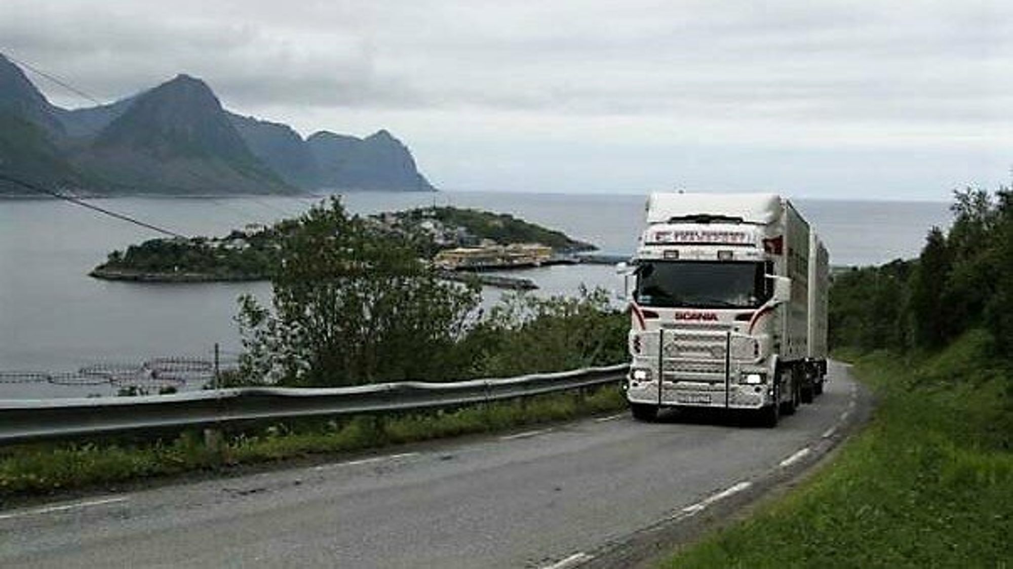 Fylkesvei 277 mellom Huselv og Husøy er ikke blant veien på lista samferdselsdepartementet har utarbeidet, men Vegvesenet og LO/NHO har den med på sine oversikter over viktige transportveier for sjømatnæringa i Troms og Finnmark.
