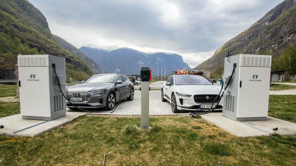 Jaguar I-Pace og Audi E-Tron på hver sin 50 kilowatt hurtigladestasjon i Aurland.