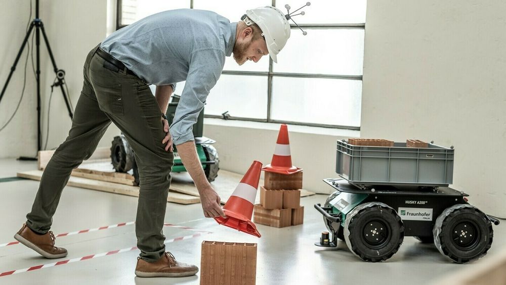 Roboten Husky A200, her i en "byggeplass" skapt i et laboratorium, skal brukes til å få fart på digitaliseringen i italiensk byggenæring.
