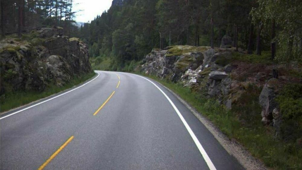 Fjellskjæringene ligger tett på veikanten flere steder langs riksvei 9. Nå skal fjellet sprenges bort.
