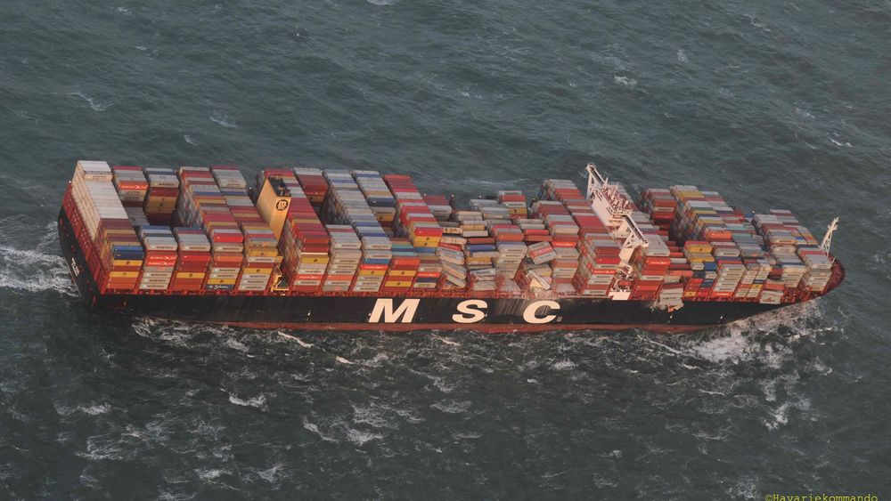 MSC Zoe på vie til havn etter at mer enn 300 konteinere falt over bord i en situasjon med kraftig vind og store bølger. Nå viser underøkelser at regelverket, som er laget for mindre skip, ikke kan brukes på så store skip. Kreftene som oppstår er annerledes, og sterkere enn forutsatt.
