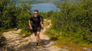 Lasse Søberg løper på fjellet. 