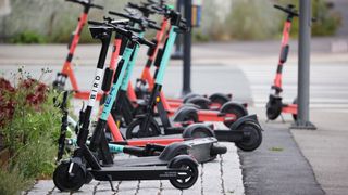 Sparkesykkel-selskap vil ha med bransjen på å rydde opp i kaoset