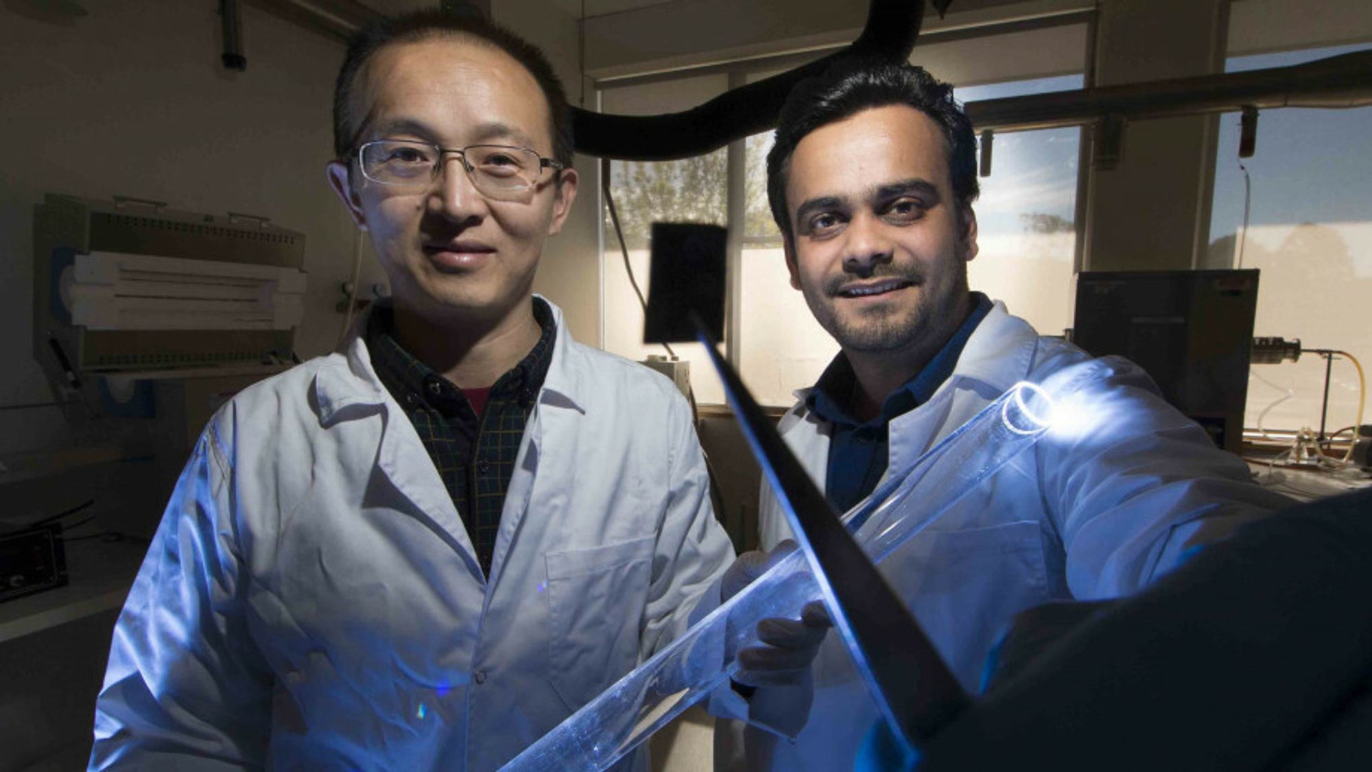 Professor Larry Lu og Dr. Ankur Sharma, leder jakten på materialer som kan gjøre kvantedatamaskiner praktisk anvendelige, men også som en erstatning for byggesteinene i dagens elektronikk.
