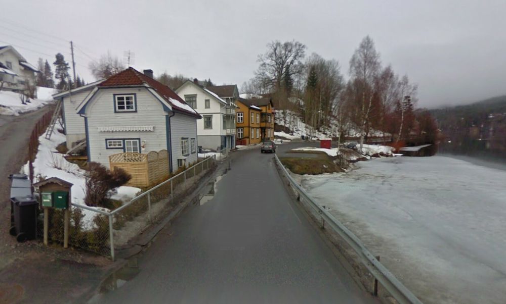 Lanavegen som går langs Eidselva i Ulefoss er både smal og trang.