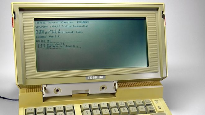 T1100 blir av Toshiba kalt verdens første masseproduserte bærbare PC. Maskinen som kom i 1985 hadde monokrom LCD-skjerm med oppløsning på 640 x 200 piksler.