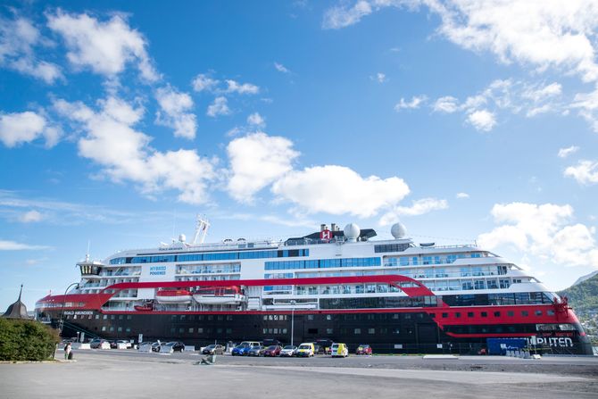 Hurtigrutens skip Roald Amundsen ligger fortsatt til kai i Tromsø med flere ansatte om bord.