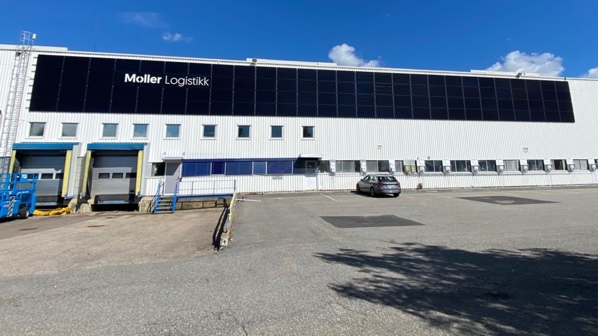 De svarte fasadepanelene utgjor om lag en tredel av solcelleanlegget på Møller-gruppens logistikkbygg i Lillestrøm.