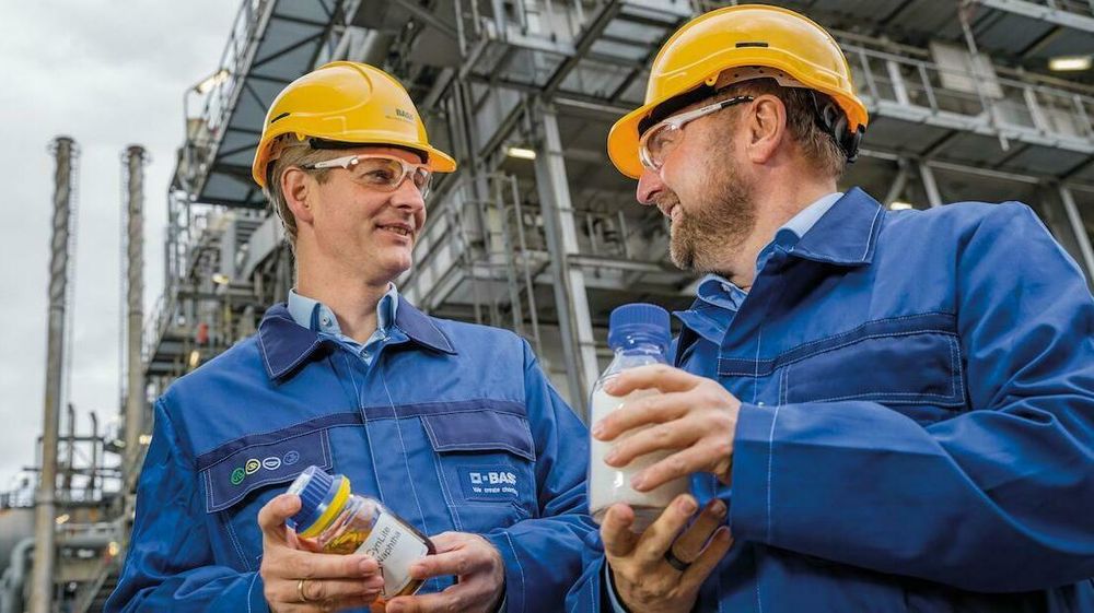 Stefan Gräter (til venstre) og Andreas Kicherer (til høyre) fra BASF viser frem pyrolyseolje og plasten de har produsert med dette.