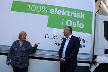 Statsminister Erna Solberg og DB Schenker Norges adm. dir. Knut Eriksmoen under innvielsen av den nye Volvo-lastebilen.