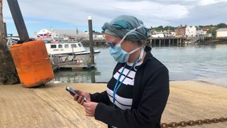 Britenes opprinnelige smittesporingsapp ble også prøvd ut på Isle of Wight, Englands største øy. National Health Service-ansatt Anni Adams viste frem appen til nyhetsbyrået Reuters i mai. REUTERS/Isla Binnie/File Photo