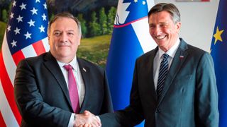 USAs utenriksminister Mike Pompeo besøkte torsdag Slovenia. Her er han fotografert sammen med landets president Borut Pahor. Foto: Jure Makovec / Pool Photo via AP / NTB scanpix