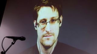 President Donald Trump sier han vil se på en mulig benådning av den spionsiktede varsleren Edward Snowden. Her på videolink fra Moskva til Litteraturhuset i Oslo da han ble tildelt Ossietzky-prisen i 2016.