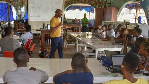 Ernest Saidu Kamara holdt i 2019 et introduksjonskurs i IoT i Freetown, Sierra Leone. 