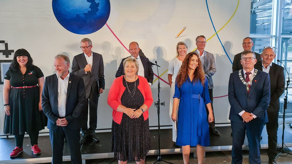 Så stor enighet om en kraftig satsing på kunnskap er sjelden vare. Fra venstre foran: byrådsleder Raymond Johansen, statsminister Erna Solberg, adm. direktør for Oslo Science City, Christine Wergeland Sørbye og rektor ved UiO, Svein Stølen.
Bakerst fra venstre er Byrår for næring og eierskap, Viktoria Marie Evensen, leder av Finans Norge, Idar Kreutzer, NHO-sjef Ole Erik Almlid, konsernsjef i DNB, Kjerstin Braaten, styreleder i Ferd, Johan H. Andresen, konserndirektør i Sintef Digital Morten Dalsmo og dekan ved det matematisk-naturvitenskapelige fakultet, professor Morten Dæhlen.