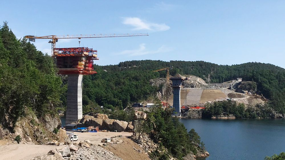 Trysfjordbrua bygges som en fritt-frambyggbru med spenn på 260 meter.