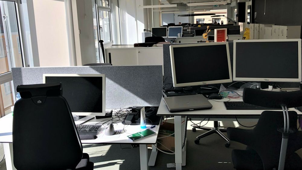 Fremtiden er færre på kontoret, ifølge Dnb Markets undersøkelse.