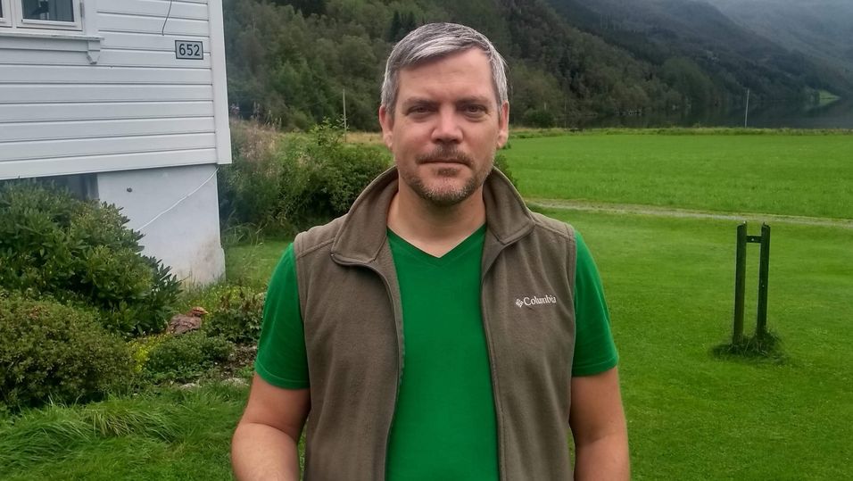 John Erling Nordbø har ikke mobildekning hjemme, og blir nektet fasttelefonlinje.