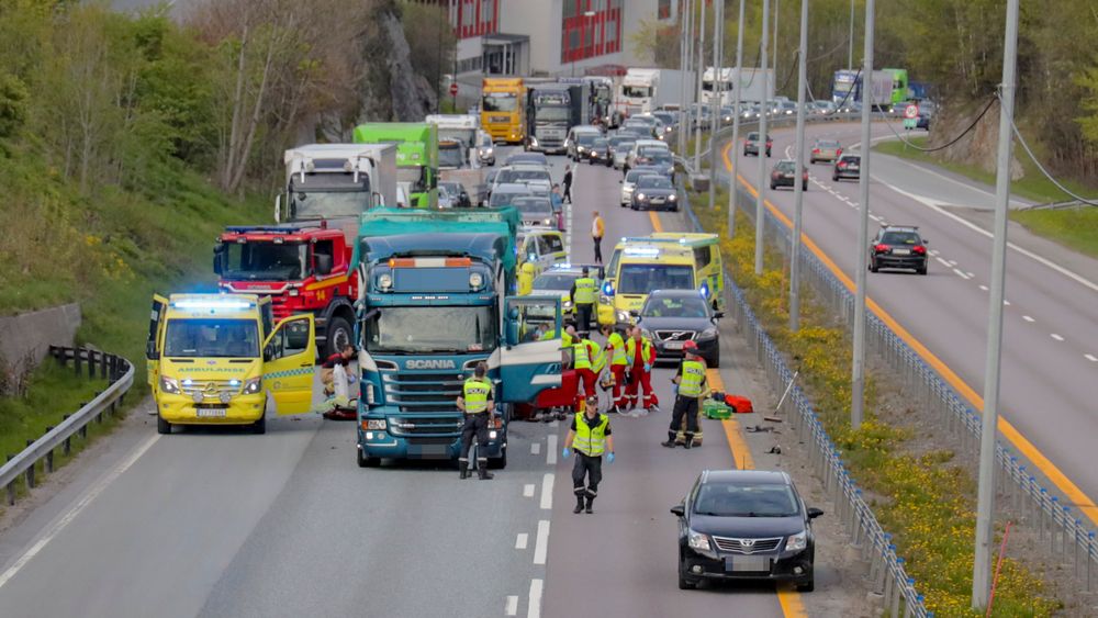 To personer omkom i kollisjonen mellom en lastebil og en personbil på E18 i Asker i mai i fjor.