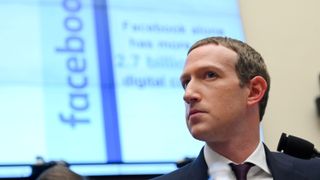 Mark Zuckerberg foran en skjerm med Facebook-logoen og uklar tekst.