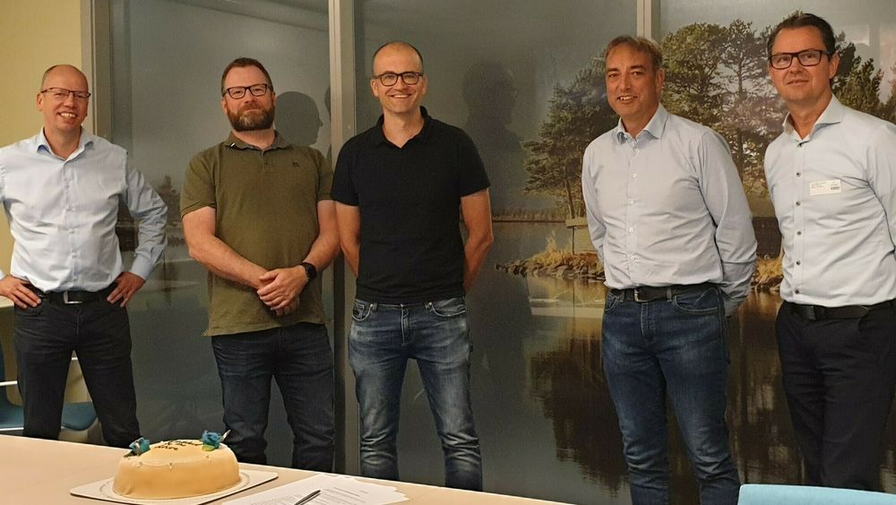 Statens vegvesen har inngått kontrakt med Prodtex Industri. På bildet fra venstre: Tore Askeland (Vegvesenet), Cato Dørum (Vegvesenet), Johannes Veie (Vegvesenet),  Tore Roppen (Prodtex) og Sigbjørn Nordstrand (Prodtex).