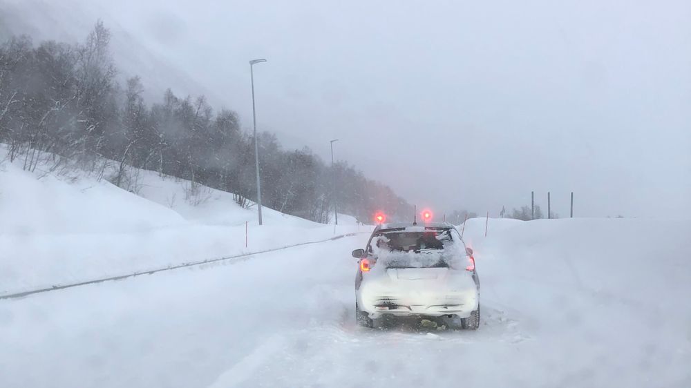 Kolonnekjøring over Kvænangsfjellet vinterstid.