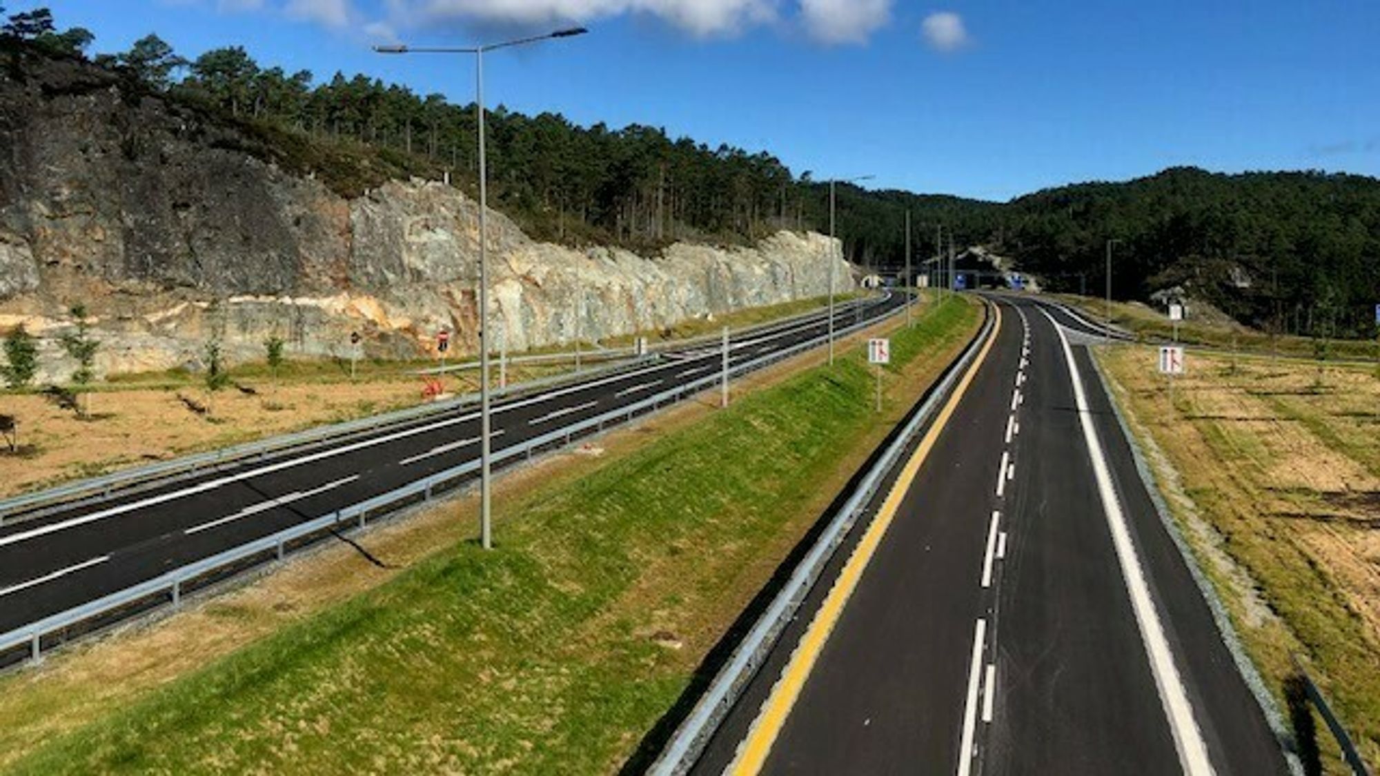 Veien ser ferdig ut, men  det jobbes fremdeles på spreng med elektroarbeidene i tunnelene mellom Bergen og Os.
