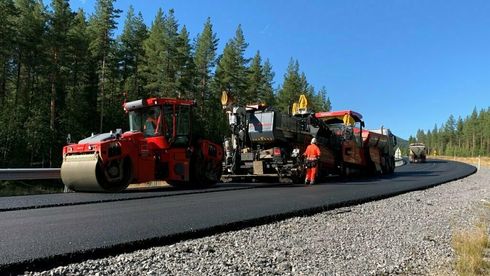 Jobbet 24 timer i døgnet: 2 mil av riksvei 3 ble ferdig asfaltert 6 uker før fristen