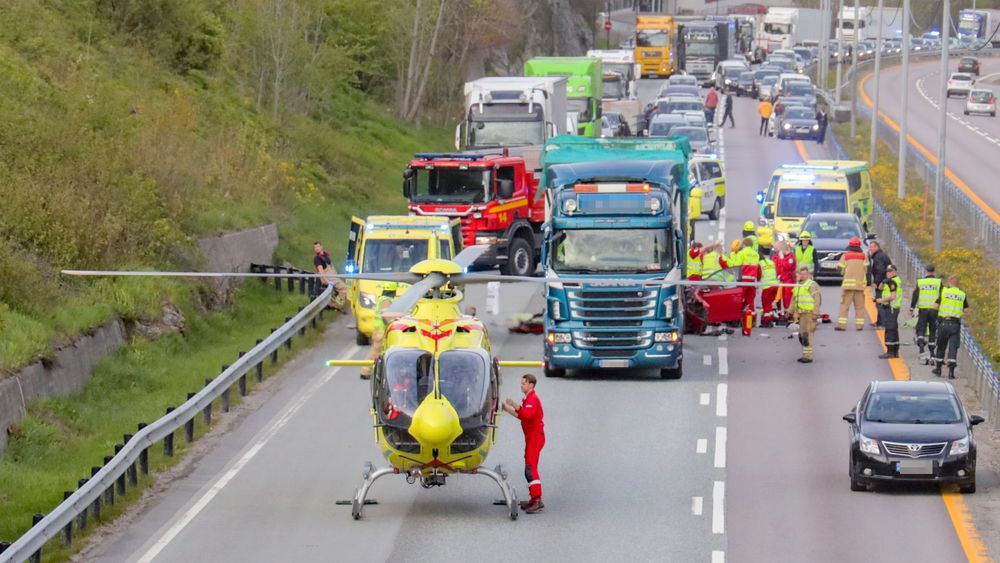 Ulykker som den på E18 utenfor Asker der en personbil kjørte inn i en lastebil som hadde fått motorstopp 20 minutter tidligere kunne trolig vært unngått dersom teknologien som kan få biler til å kommunisere ulykker seg imellom var på plass.