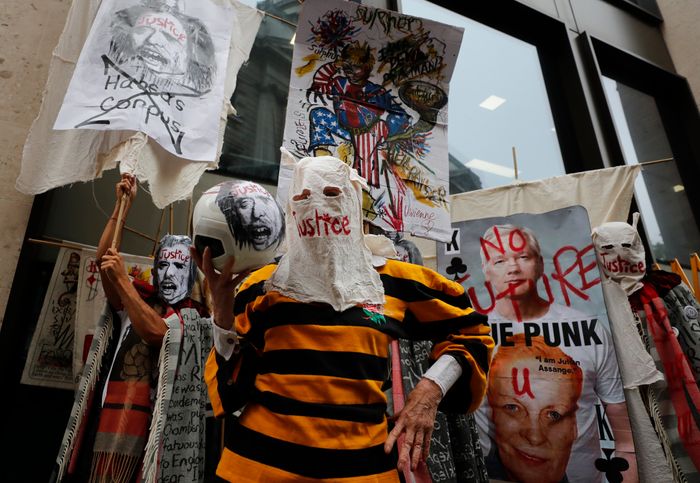Den britiske motedesigneren Vivienne Westwood (i midten) var blant demonstrantene utenfor domstolen Old Bailey i London mandag.