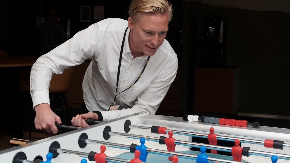 Jørgen Skobly jobber med digitalisering og nyskaping i AF Gruppen. I en bransje med mange aktører som skal samarbeide er den utfordringen ikke helt ulik det man står overfor i et fotballspill.