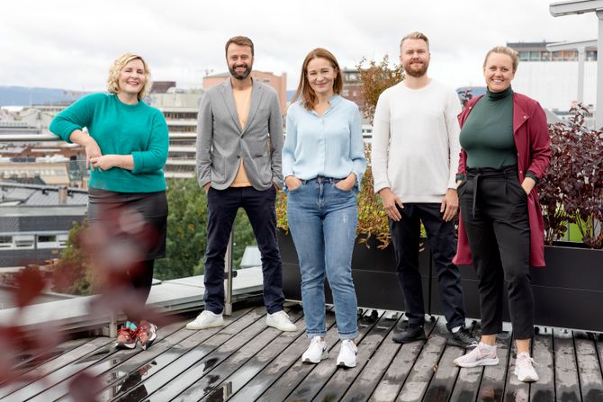 Dette er DNs nye produktteam: Fra venstre Ingrid Indseth (produktsjef), Kåre Henriksen (produktsjef), Trine Hanche Aasen (produktsjef), Joakim Nilsen (designer) og Julie Lundgren (strategi- og produktdirektør).