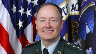 Keith Alexander er pensjonert firestjerners general, som i mange år ledet både US Cyber Command og etterretningsorganisasjonen NSA (National Security Agency).