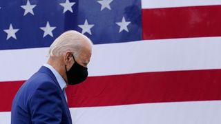 Demokratenes presidentkandidat Joe Biden avbildet under et valgkamparrangement 9. september 2020, iført ansiktsmaske og med det amerikanske flagget i bakgrunnen.