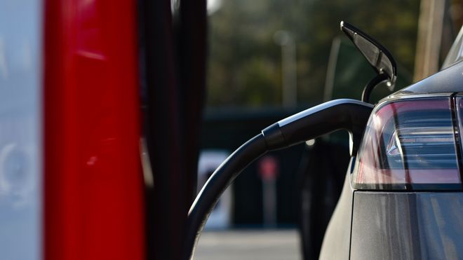 Tesla legger ned Supercharger-stasjonen i Aksdal, men åpner samtidig en ny rett i nærheten.