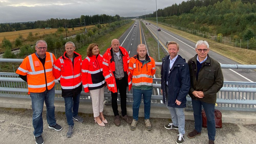 Fra venstre regiondirektør John Landin i Peab, prosjektleder Åge Brudeseth, vegdirektør Ingrid Dahl Hovland, byggeleder Jens Ivar Fjellhaug, prosjektleder i Peab Torfinn Dahl, statssekretær John-Ragnar Aarset og leder i transportselskapet Nortransport Per Jørgen Melnes markerte gjenåpningen av E6 nord for Gardermoen.