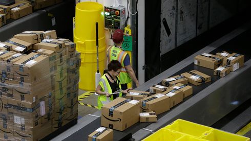 Samlebånd med pakker på vei ut fra et av Amazons varelagre i California, USA.
