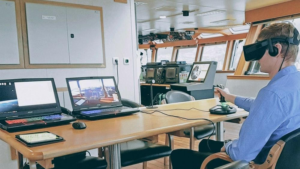 PC,VR-briller og styrehendel om bord på brua til Magne Viking. Med internett kan andre være med på samme treningsøkt.