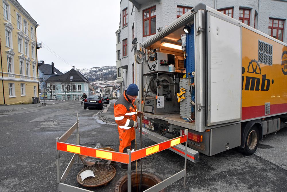 Operatør fra Olimb Rørfornying inspiserer avløpsrør med robotkamera før strømperenovering (Bergen).