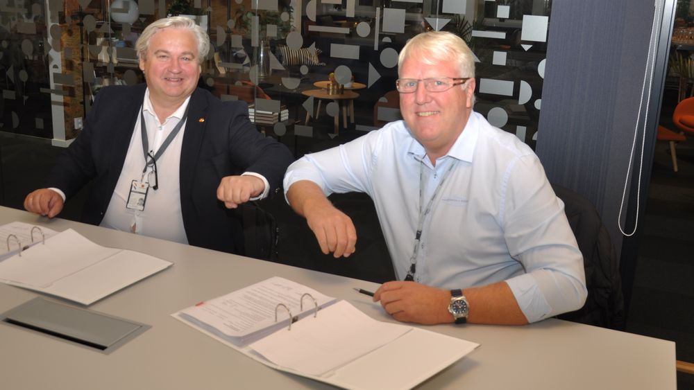 Utbyggingsdirektør i Statens vegvesen Kjell Inge Davik signerer den første entreprisekontrakten på E18 Vestkorridoren med daglig leder Frank Duvholt i firmaet Marthinsen og Duvholt.