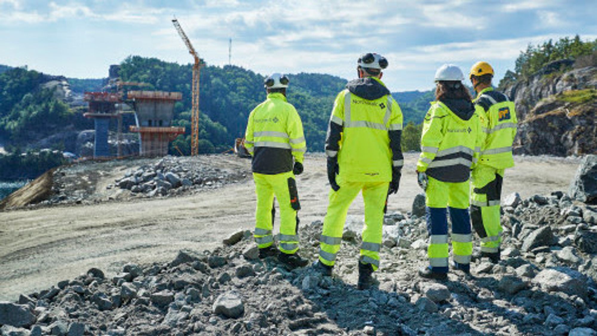 Mannskaper fra Norconsult på befaring under byggingen av Trysfjordbrua på E39 Kristiansand vest - Mandal øst. Nå er konsulentfirmaet nominert til AEC Excellence Awards for prosjekteringen av strekningen.